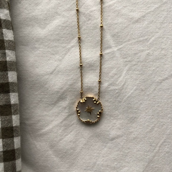 Gold Shell Star Necklace - Picture 3 of 3